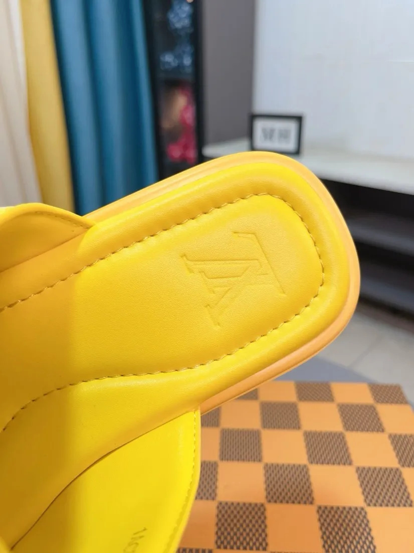 Men's shoes 💰380🌹🌹 (lv-Louis Vuitton) New men's slippers, high-end boutique, exquisite embossed logo decoration on the upper, fine workmanship, super soft soles, casual, loose and comfortable, a must-have in summer! \nsize：38-44
